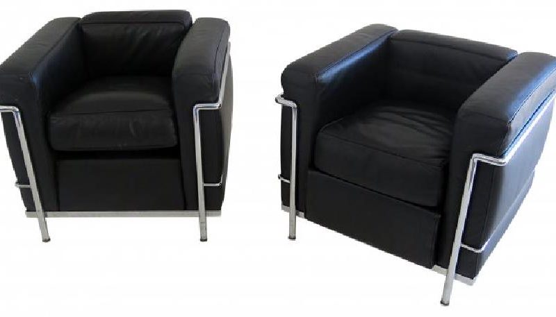 PAIR LE CORBUSIER CLUB CHAIRS BY CASSINA